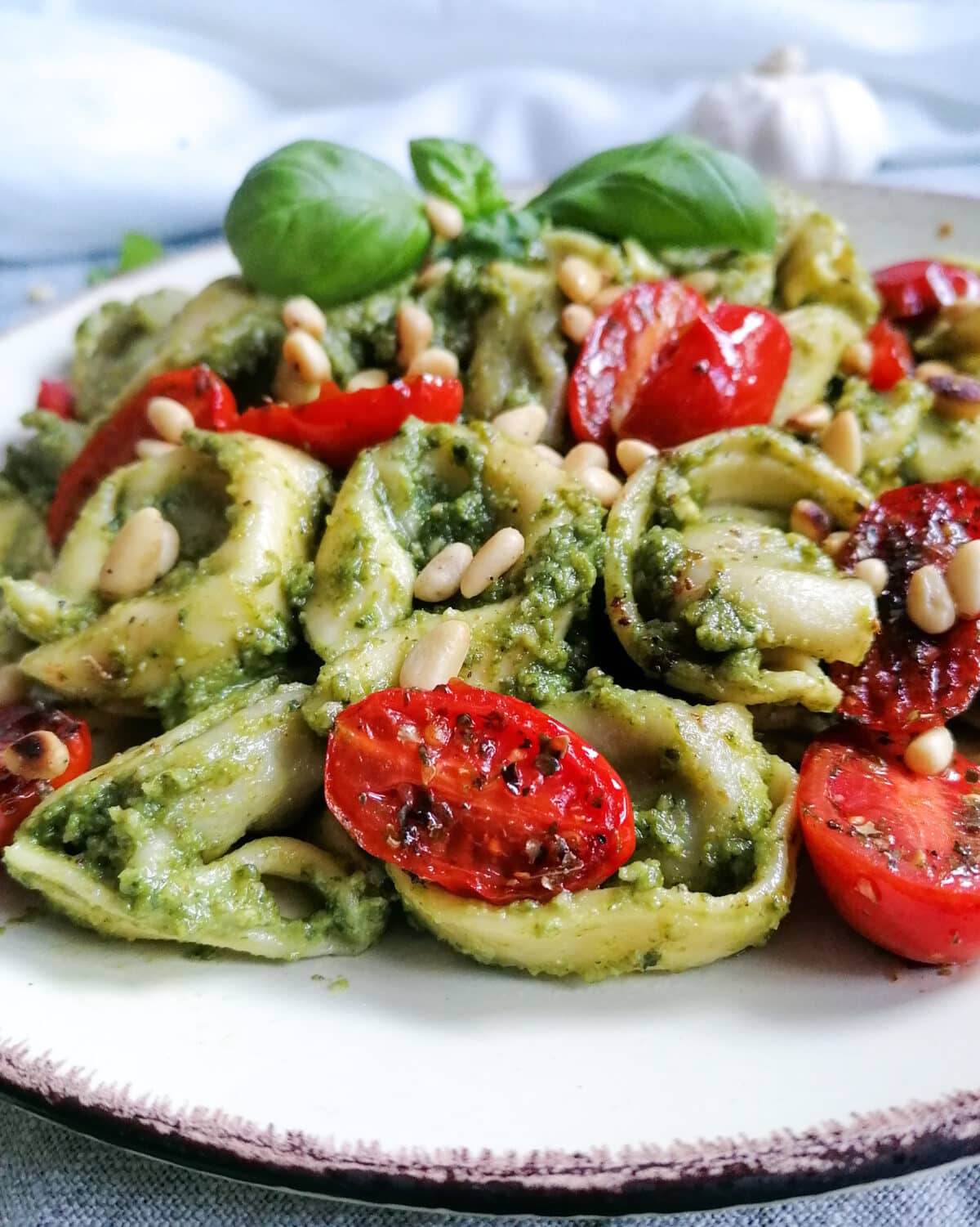 Tortellini mit Basilikumpesto und Pinienkernen