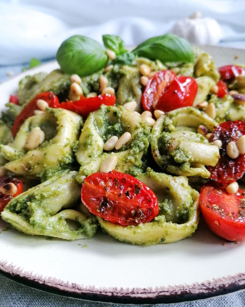 Tortellini mit Basilikumpesto und Pinienkernen