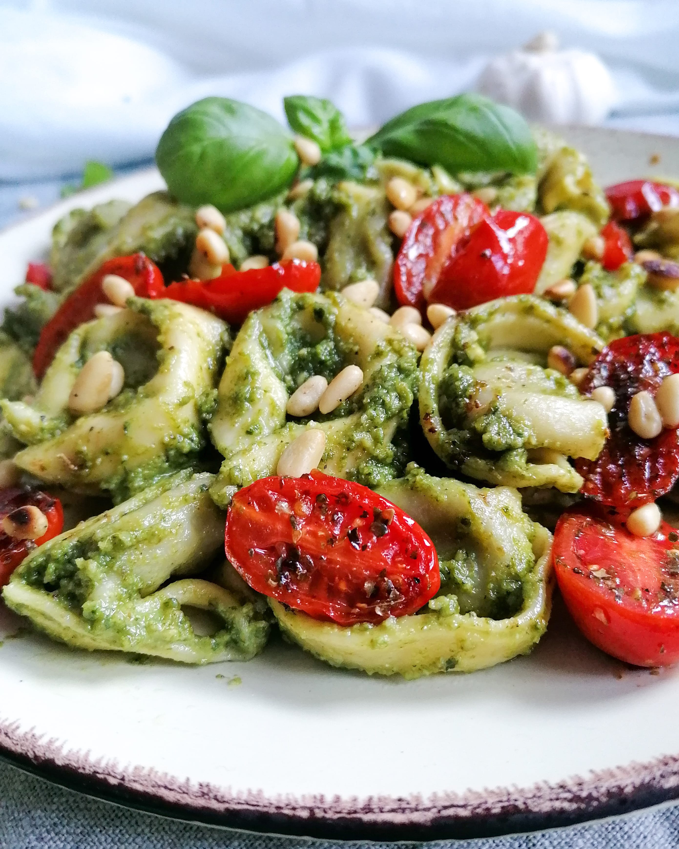 Tortellini mit Basilikumpesto und Pinienkernen