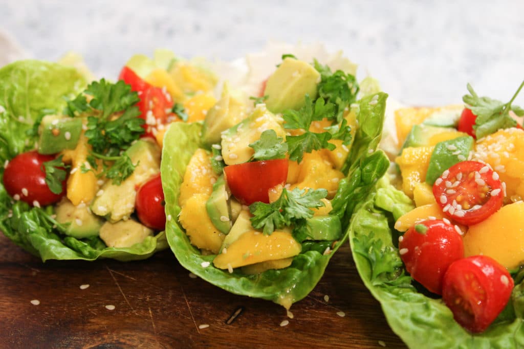 Salat Tacos mit Mango Salsa - Rohkost Rezept für den Abend