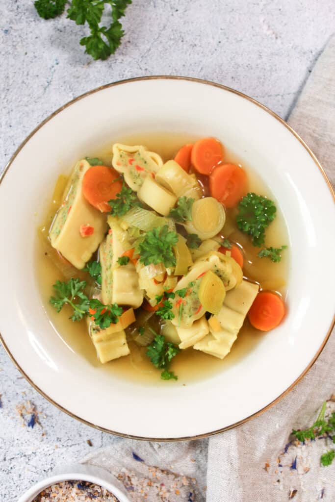 Maultaschensuppe mit Karotten und Lauch