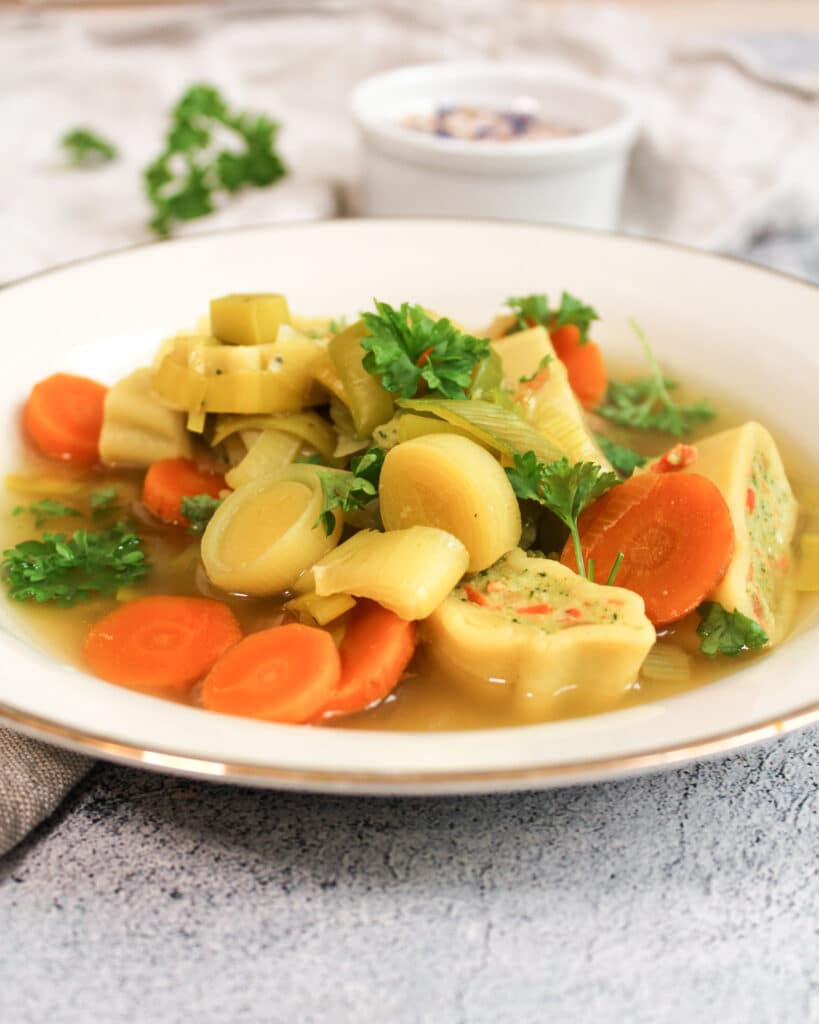 Maultaschensuppe mit Karotten und Lauch