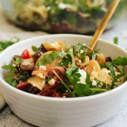 Mediterraner Nudelsalat mit getrockneten Tomaten und Rucola