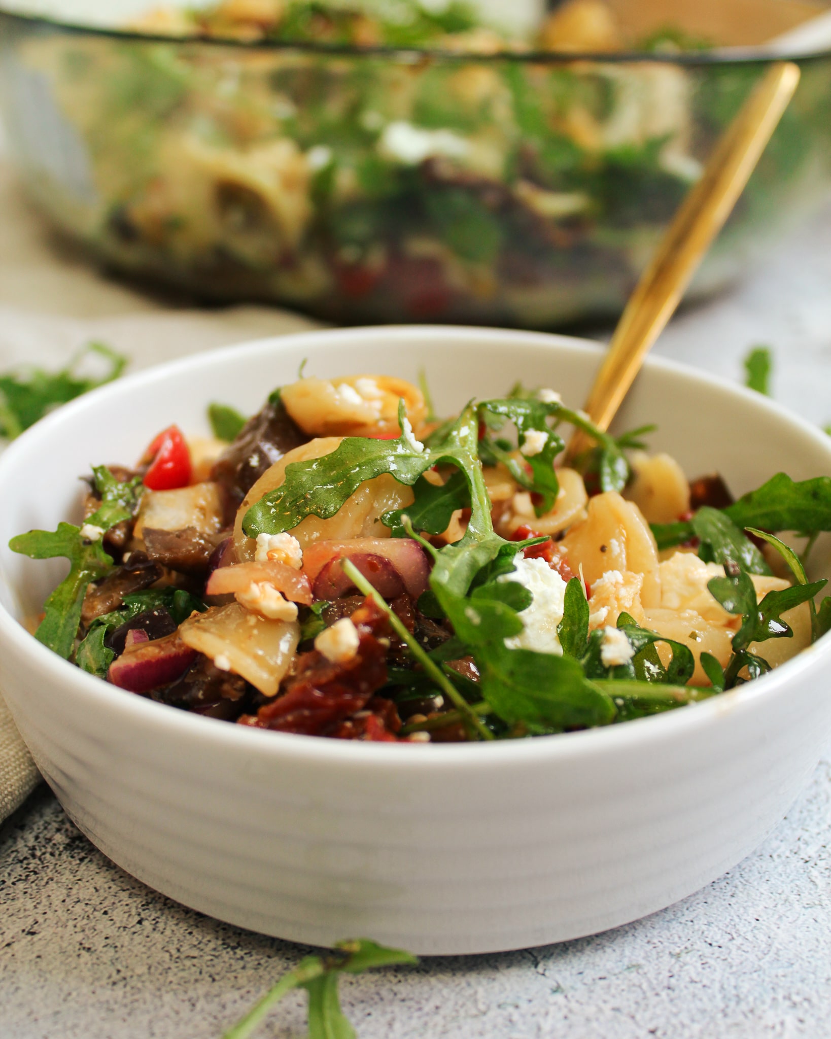 Mediterraner Nudelsalat mit getrockneten Tomaten und Rucola