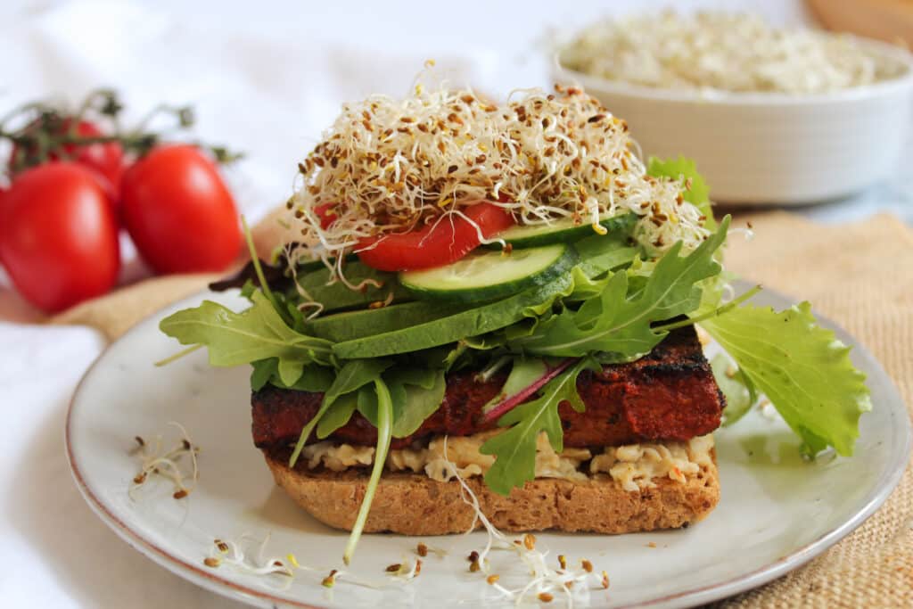 Sandwich mit Tofu Rosso, vegan