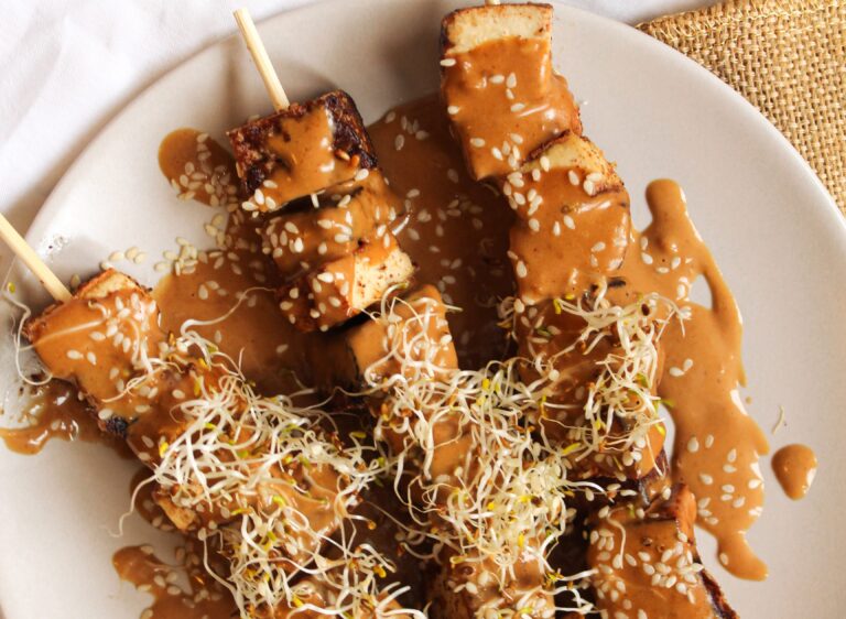 Mandel Sesam Tofu Spieße mit Erdnusssauce – vegan