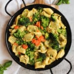 Tortellini in Käse-Sahne-Soße mit Brokkoli, vegetarisch