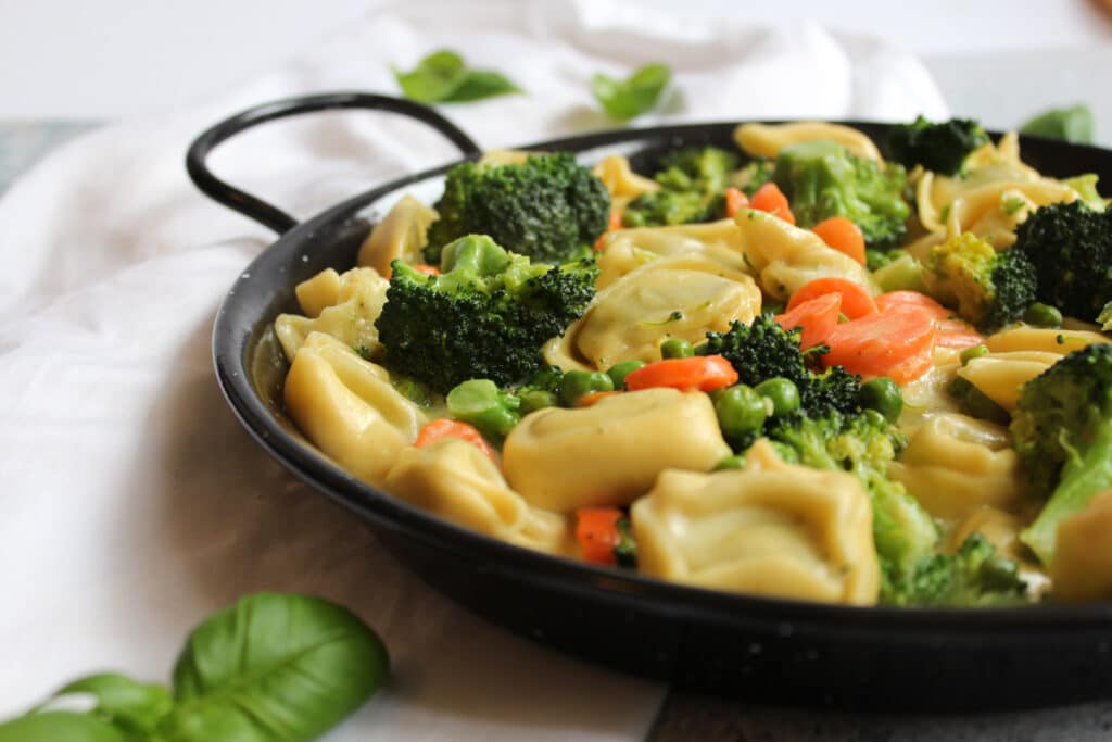 Tortellini in Käse-Sahne-Soße mit Brokkoli, vegetarisch
