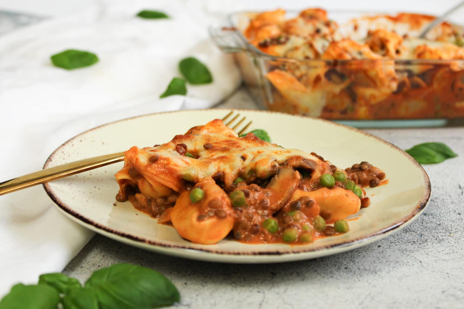 Tortellini al Forno vegetarisch, mit Erbsen, Champignons und Linsen