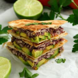 Quesadillas mit Avocado Kidneybohnen Cheddar Füllung