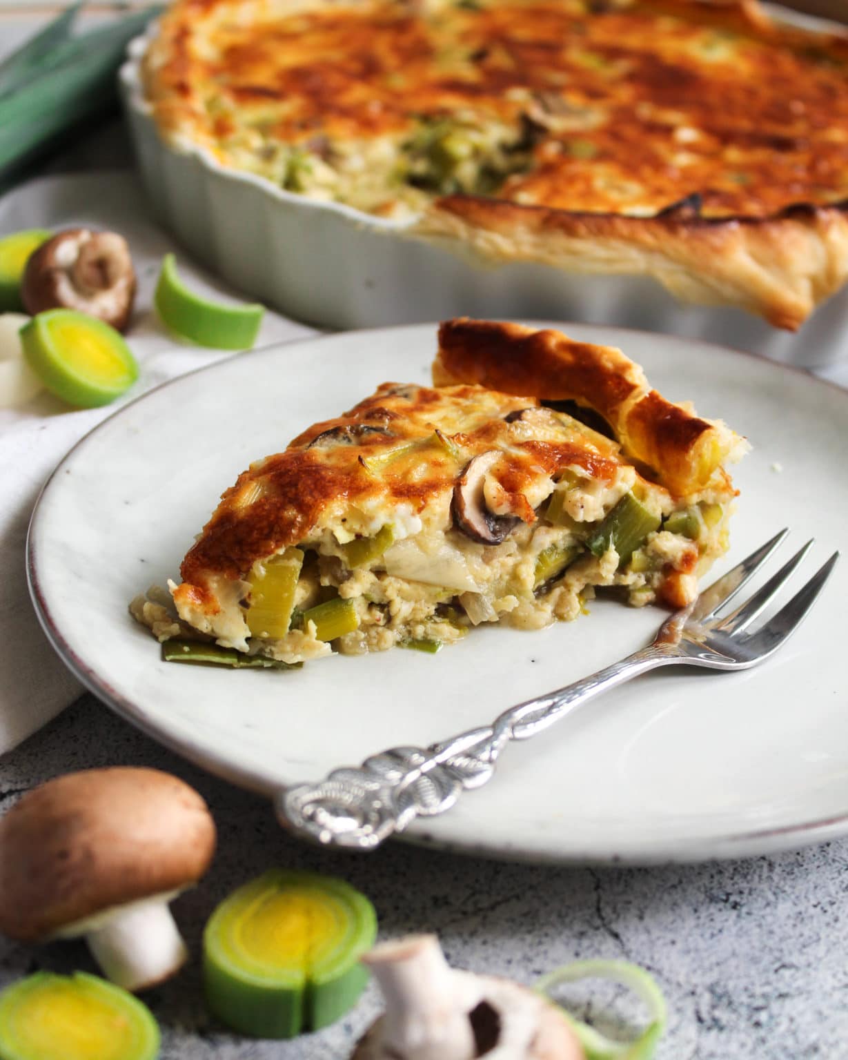 Vegetarische Quiche mit Lauch und Käse in Blätterteig