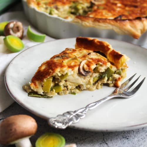 Vegetarische Quiche mit Lauch und Käse in Blätterteig