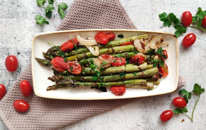 Grüner Spargel auf dem Ofen