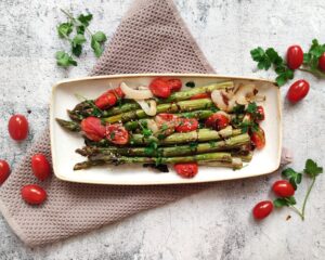 Grüner Spargel auf dem Ofen