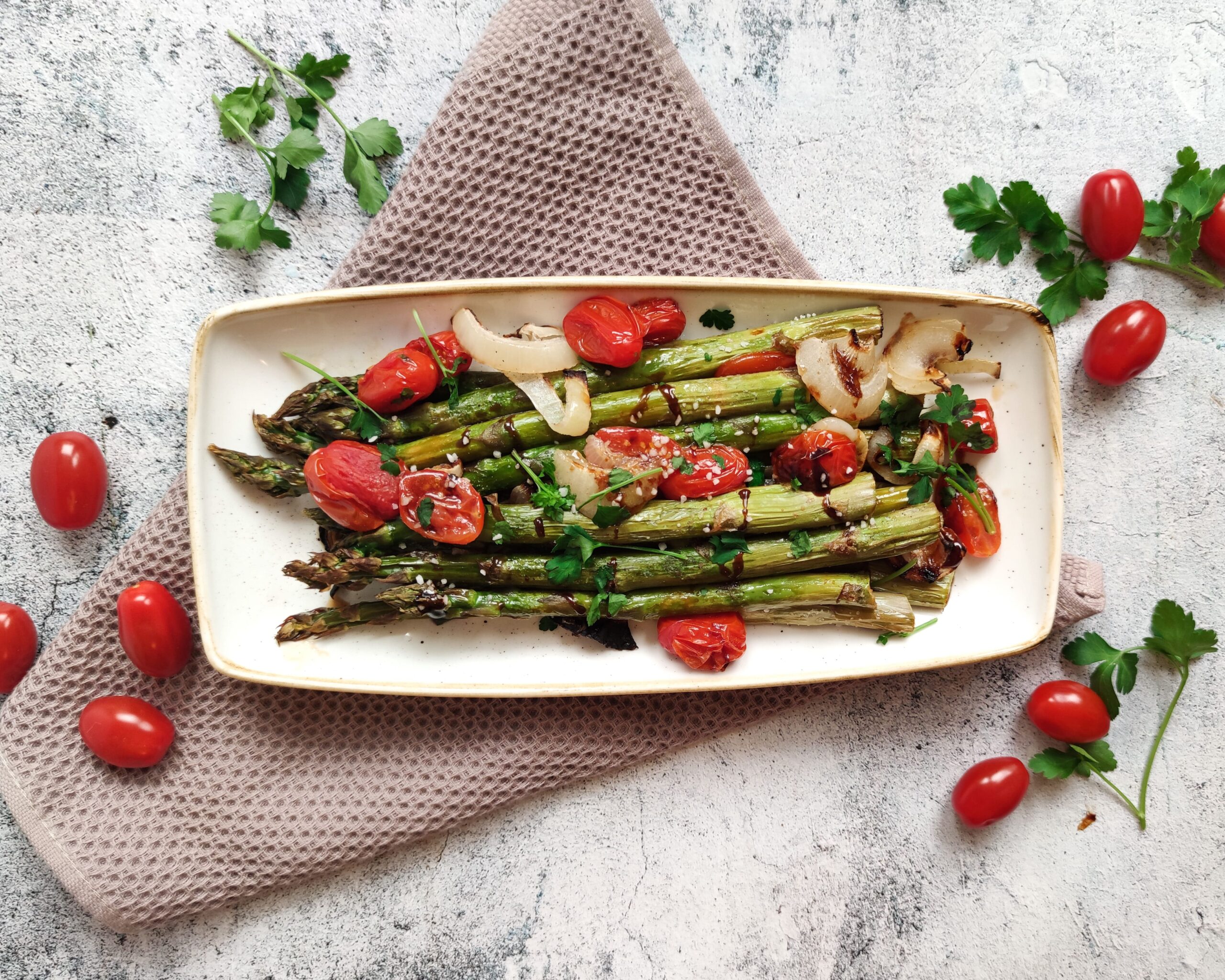 Grüner Spargel auf dem Ofen