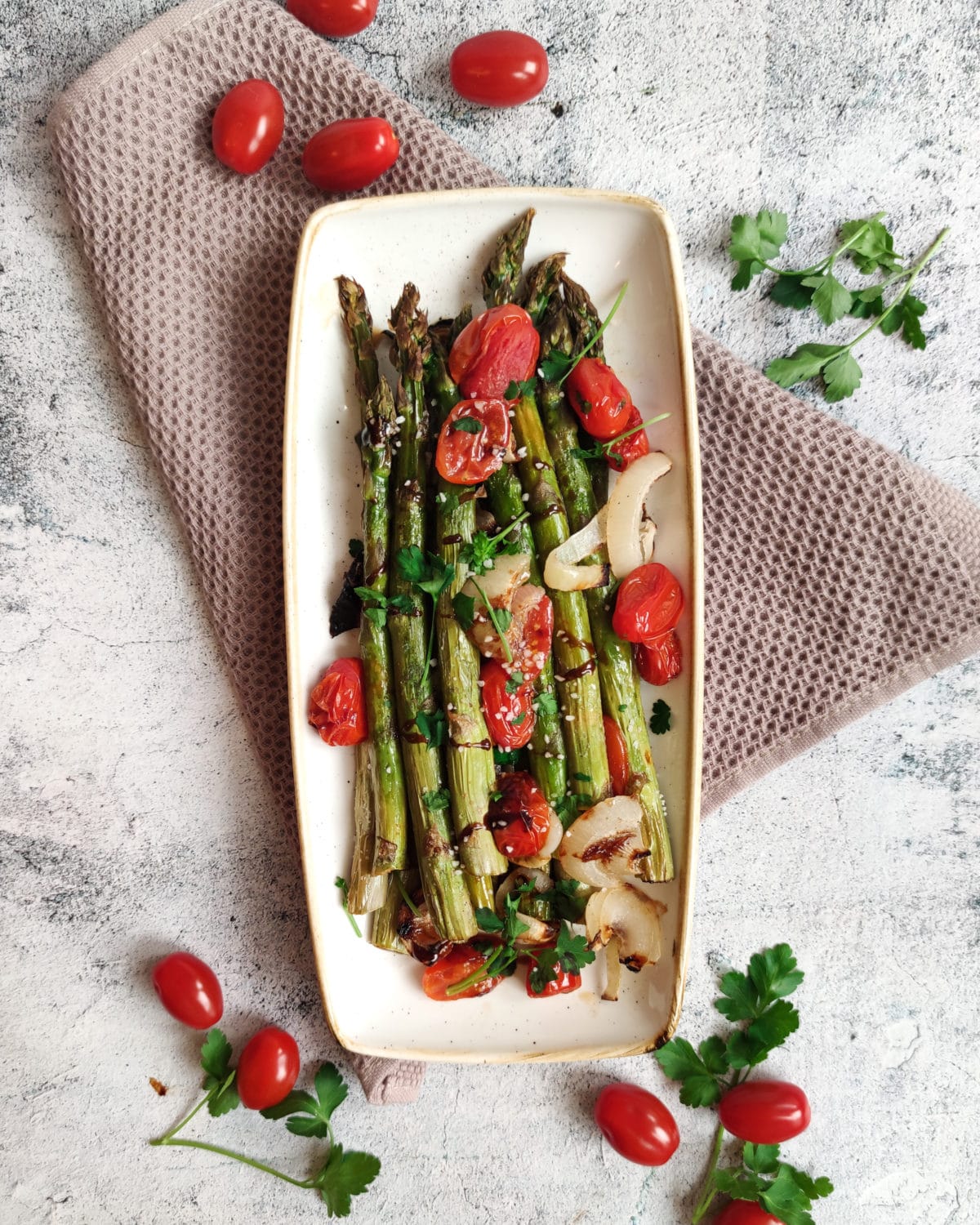 Grüner Spargel aus dem Backofen vegan