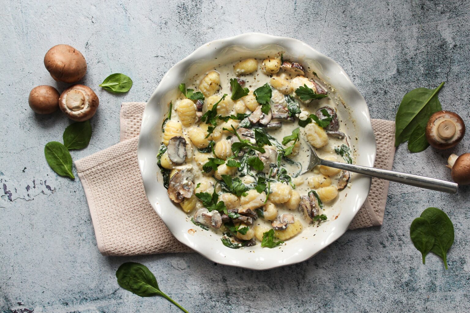 Gnocchi Rezept mit Spinat & Pilzen in Feta Sahne Soße