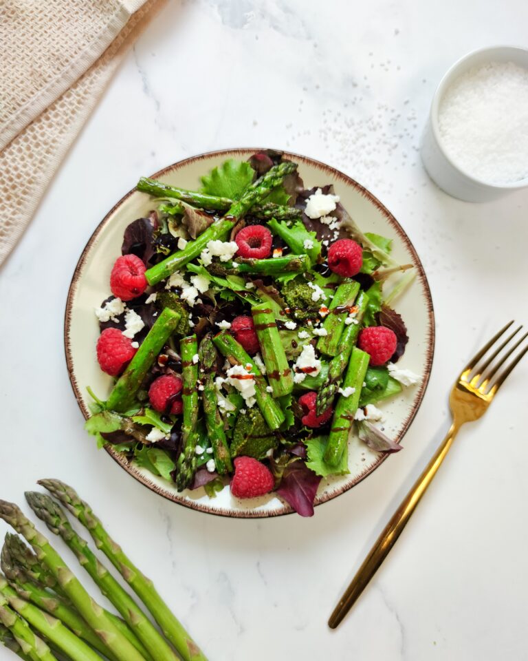Grüner Spargel Salat mit Feta und Himbeeren | Keto Salat