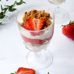 Einfaches Keto Dessert mit Erdbeeren und Rhabarber