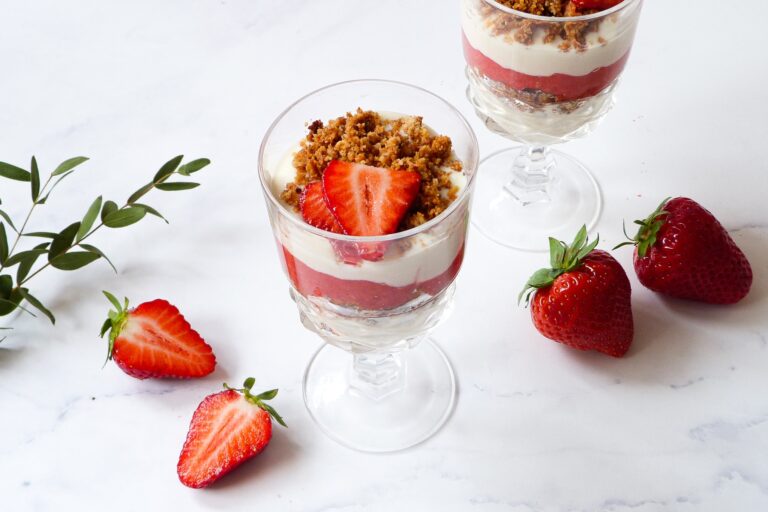 Einfaches Keto Dessert mit Erdbeeren und Rhabarber