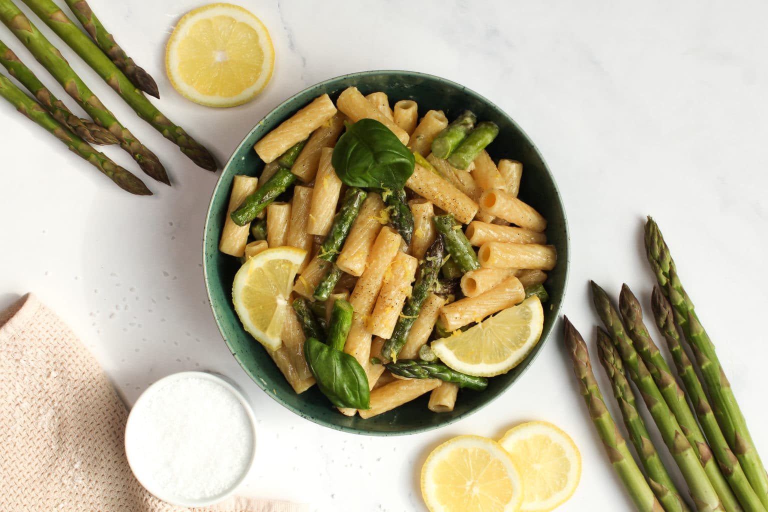 Zitronen Pasta mit grünem Spargel und Parmesan