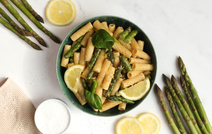 Grüner Spargel pasta mit zitrone und parmesan