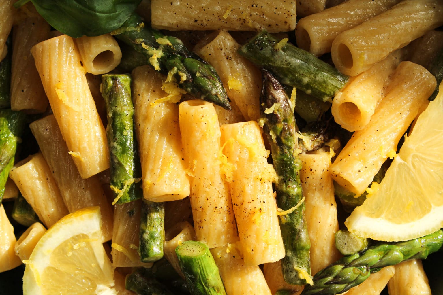 Zitronen Pasta mit grünem Spargel und Parmesan