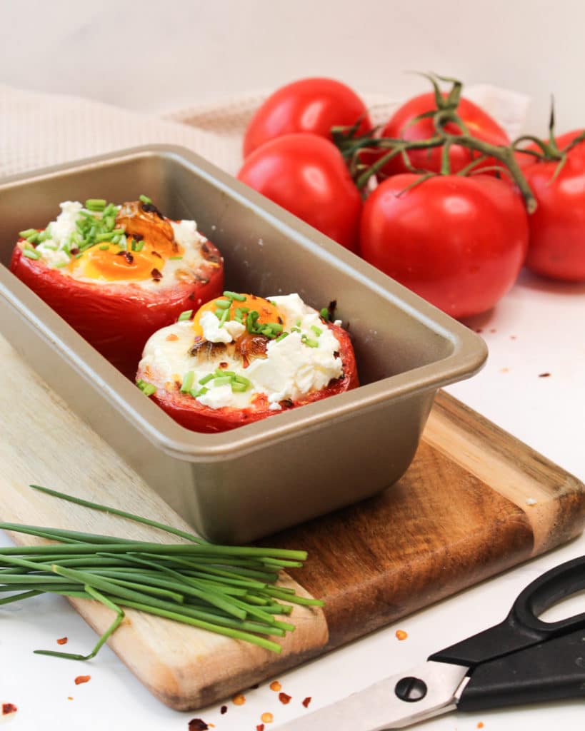 Gefüllte Tomate vegetarisch mit Feta und Ei - einfaches Rezept
