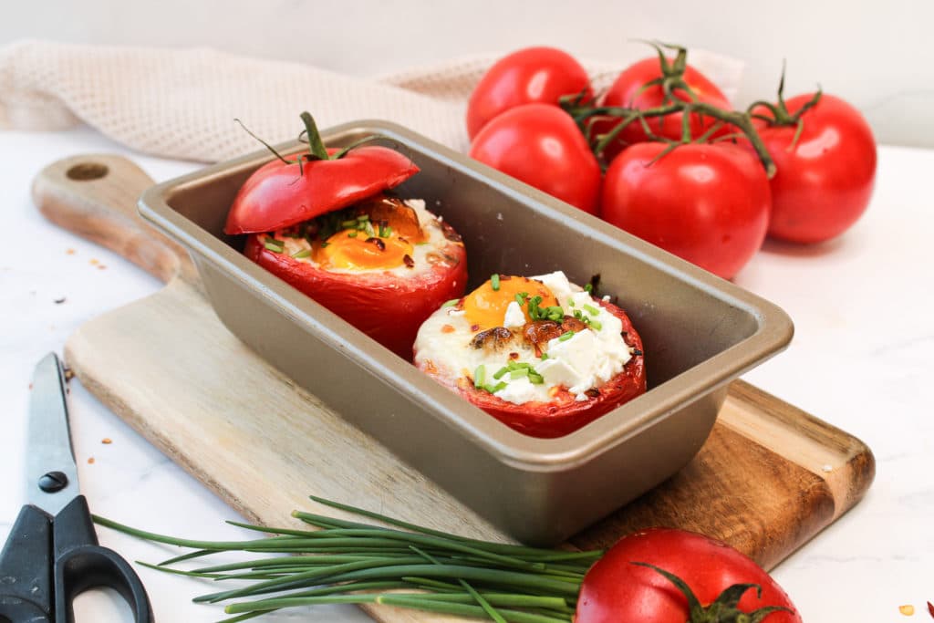 Gefüllte Tomate vegetarisch mit Feta und Ei - einfaches Rezept