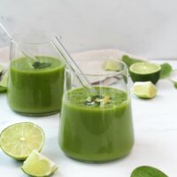 gesunder grüner Smoothie mit Spinat