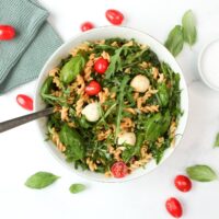 Italienischer Nudelsalat mit Rucola und Tomaten