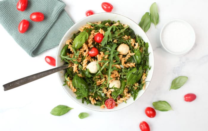 Italienischer Nudelsalat mit Rucola und Tomaten