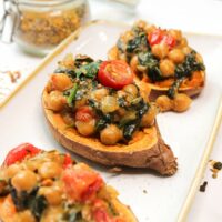 Süßkartoffel gefüllt mit Spinat und Kichererbsen
