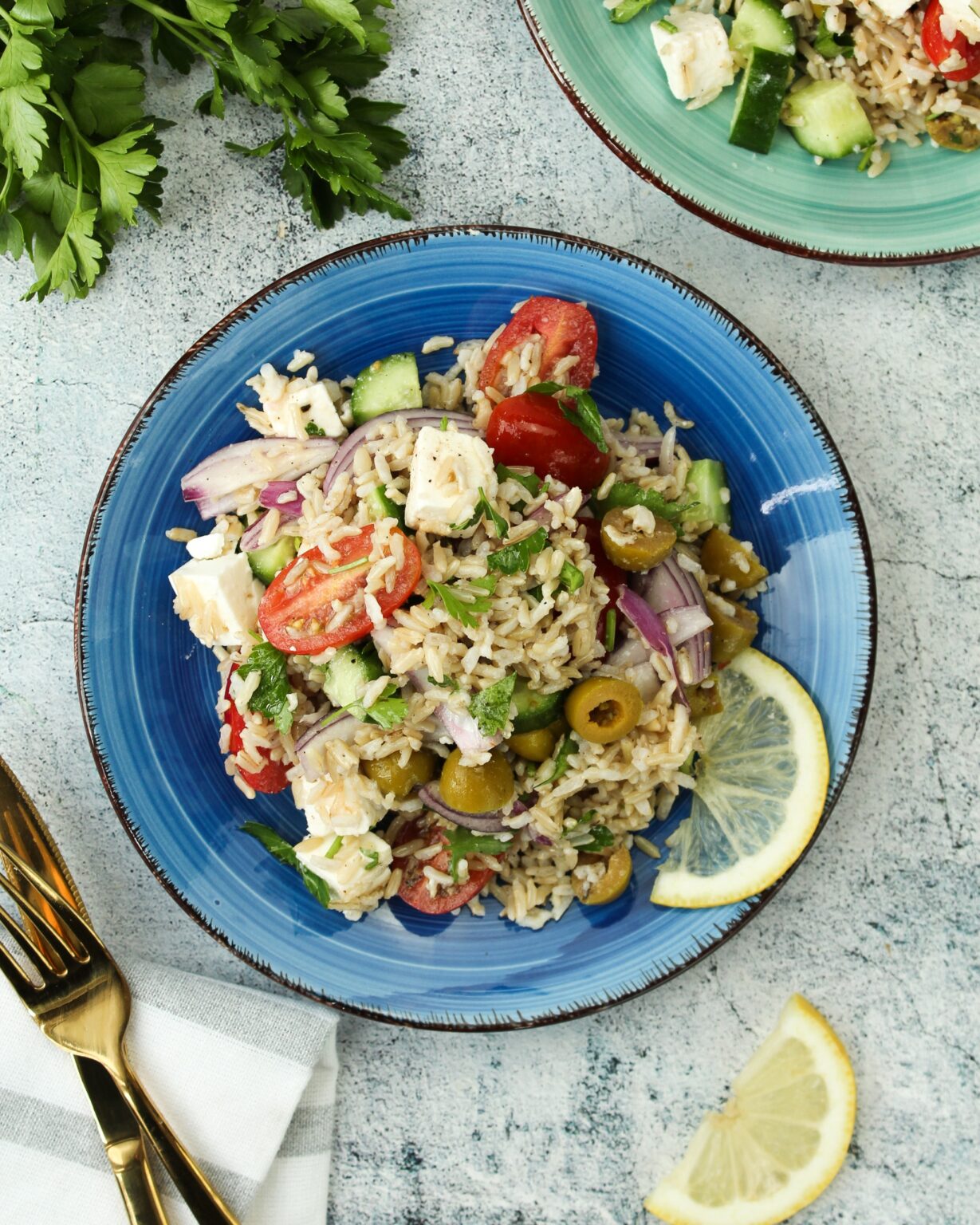 Griechischer Reissalat mit Feta, Tomaten und Oliven