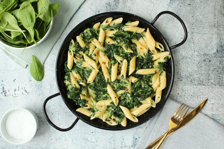 Cremige Spinatnudeln mit Frischkäse-Soße