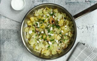 Spitzkohlpfanne mit Feta