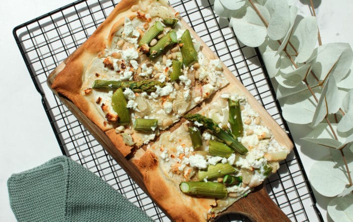 Flammkuchen mit grünem Spargel und Feta