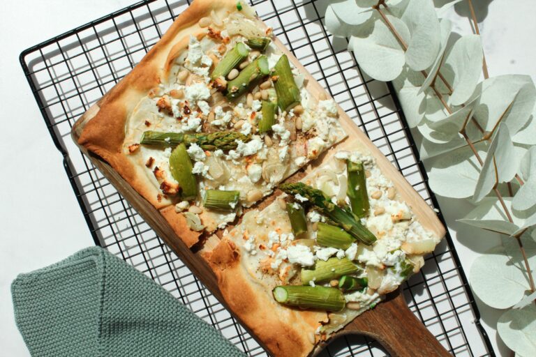 Flammkuchen mit grünem Spargel und Feta – vegetarisch