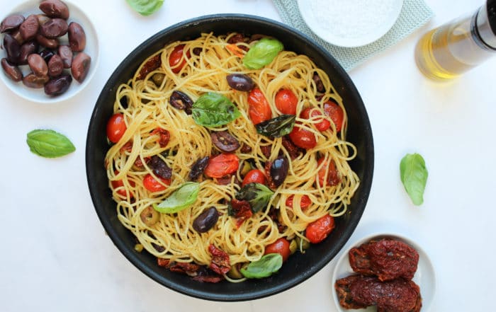 Spaghetti mit Olivenöl, Knoblauch und Oliven