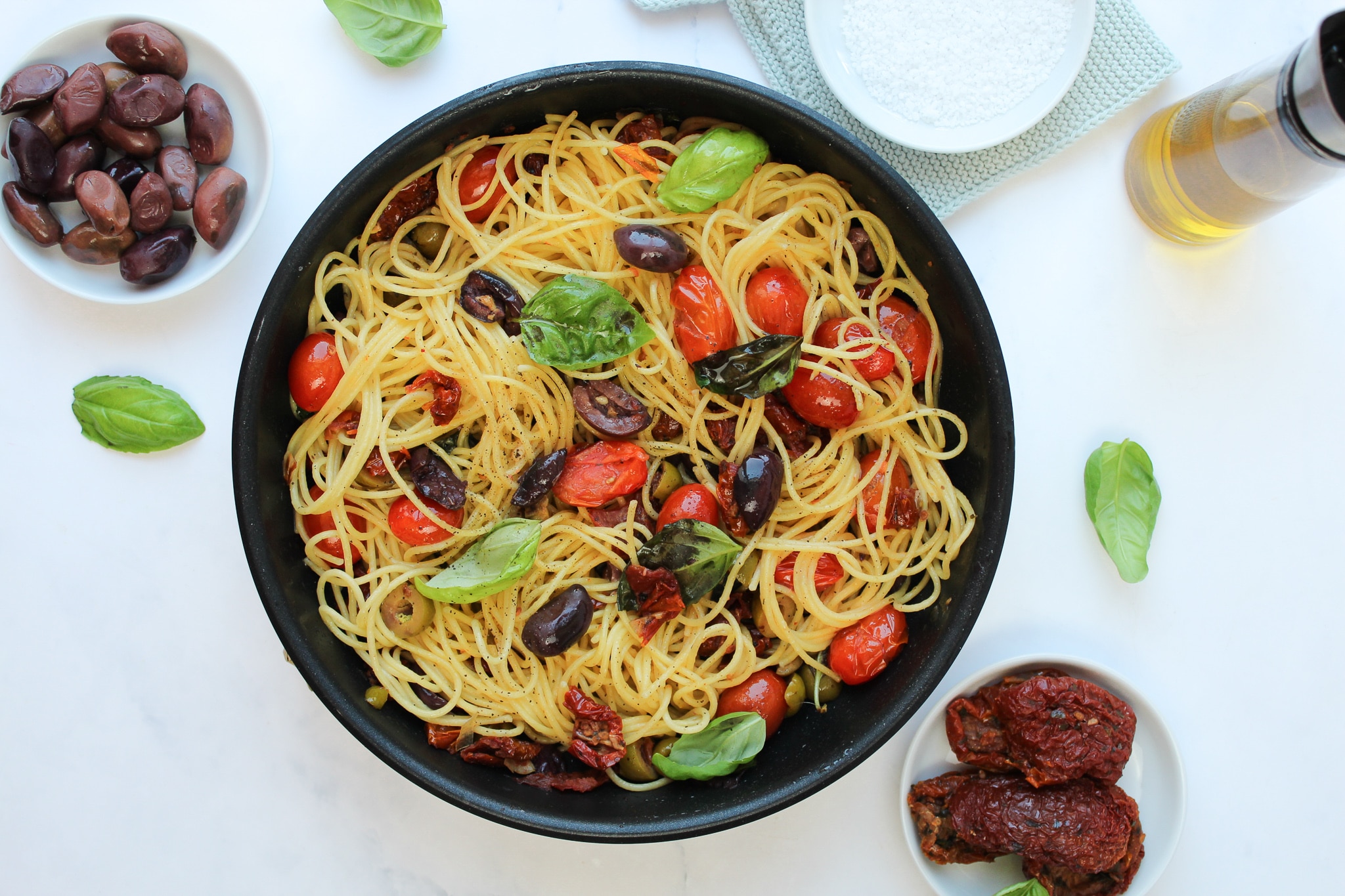Spaghetti mit Knoblauch, Oliven, Tomaten und Olivenöl