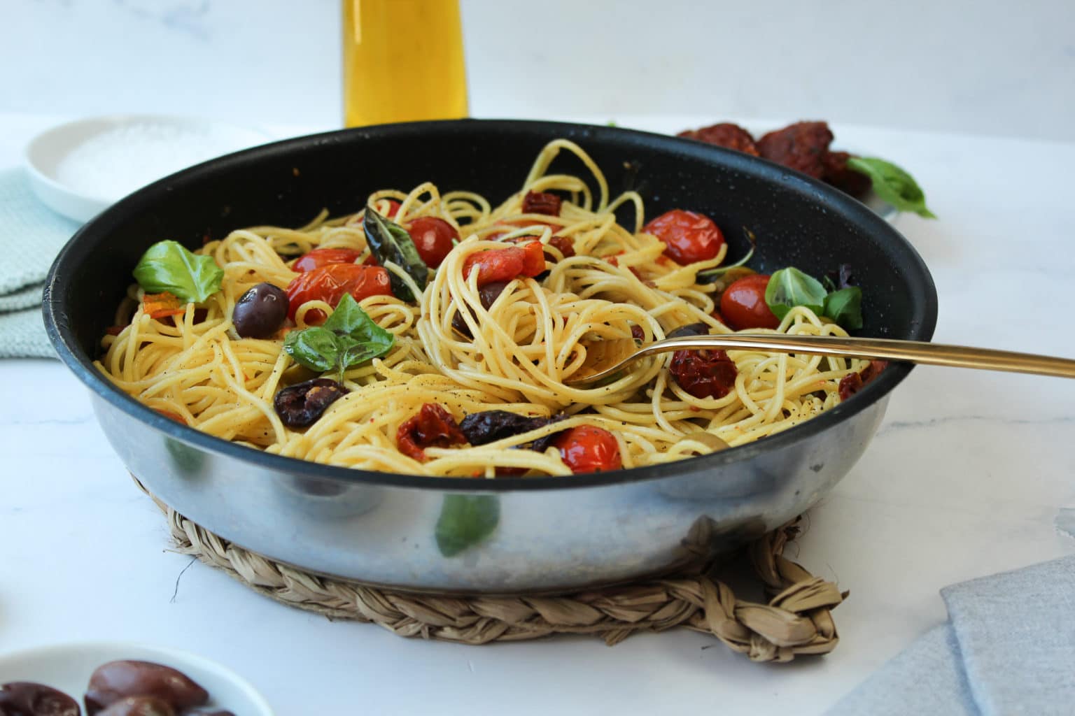 Spaghetti mit Knoblauch, Oliven, Tomaten und Olivenöl