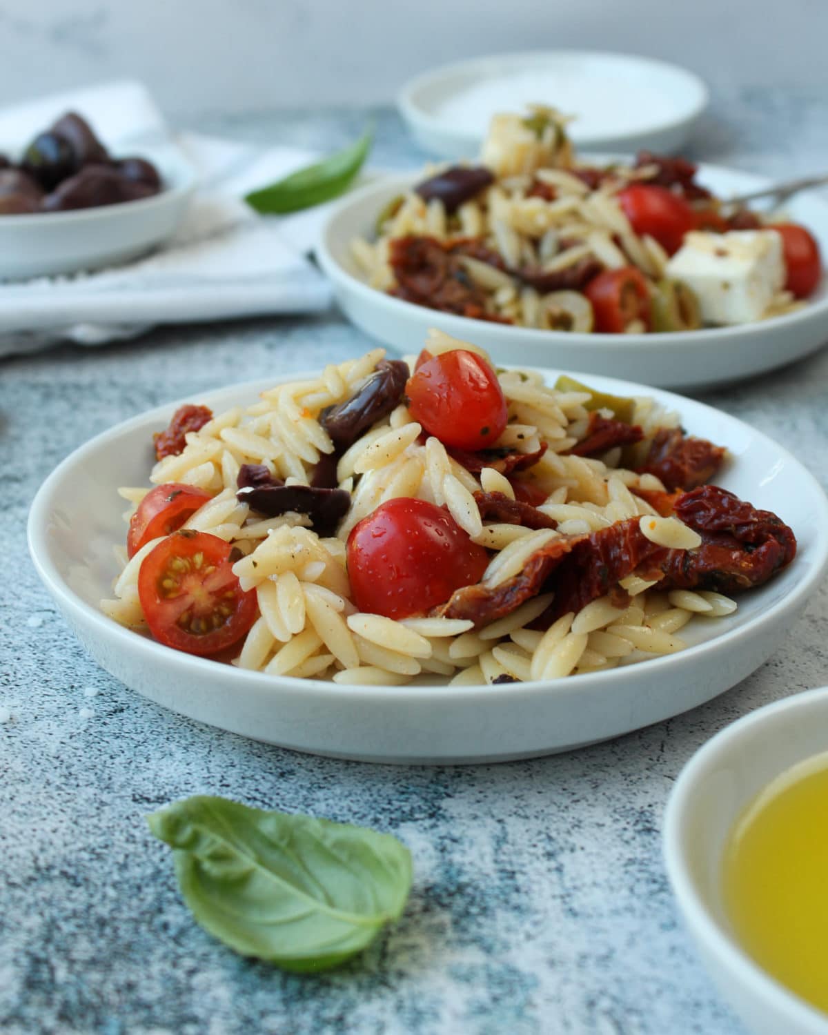 Griechischer Kritharaki Salat mit Feta zum Grillen