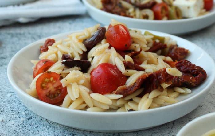 Griechische Kritharaki mit Tomaten und Oliven