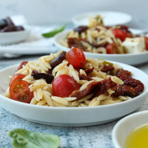 Griechischer Kritharaki Salat mit Feta zum Grillen