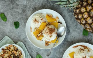 Leckeres Dessert mit Eis und gebratener Ananas