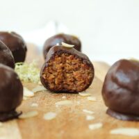 vegane Proteinbällchen mit Haferflocken