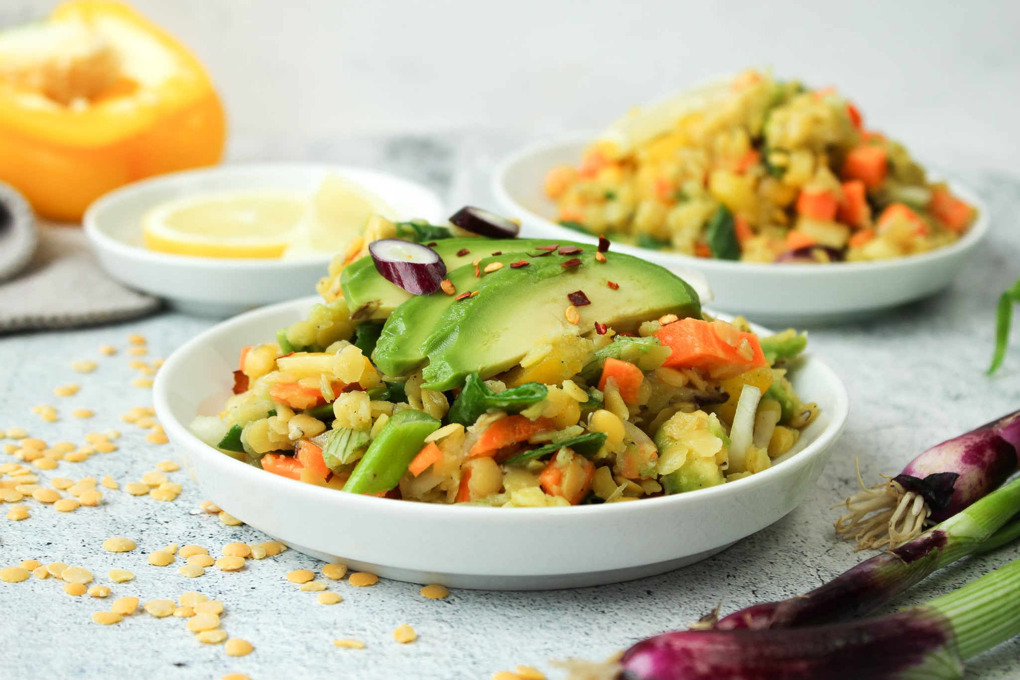 veganer gelbe Linsen Salat mit Avocado