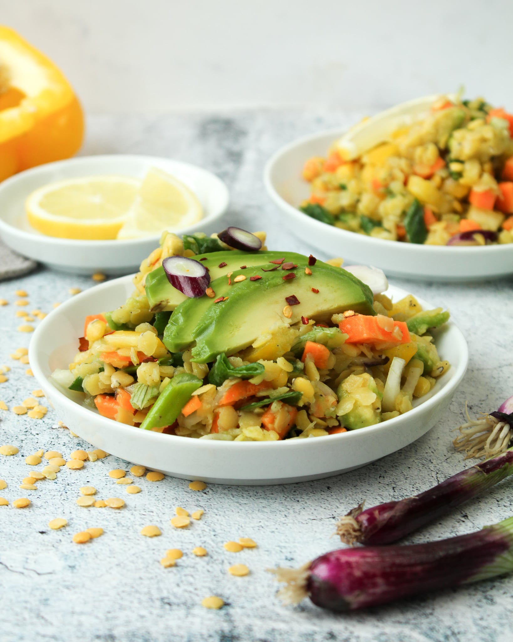 Salat mit Avocado und gelben Linsen