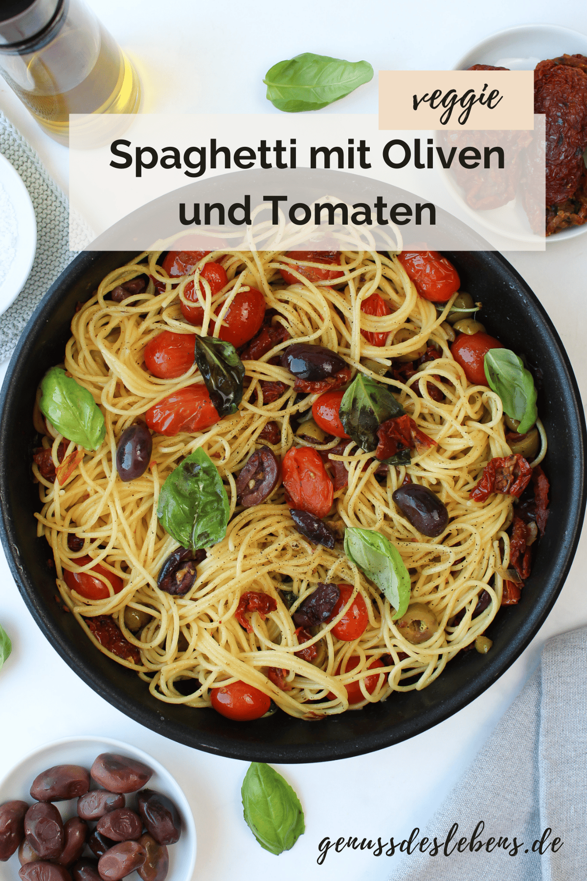 Spaghetti mit Knoblauch, Oliven, Tomaten und Olivenöl Spaghetti mit Knoblauch, Oliven, Tomaten und Olivenöl