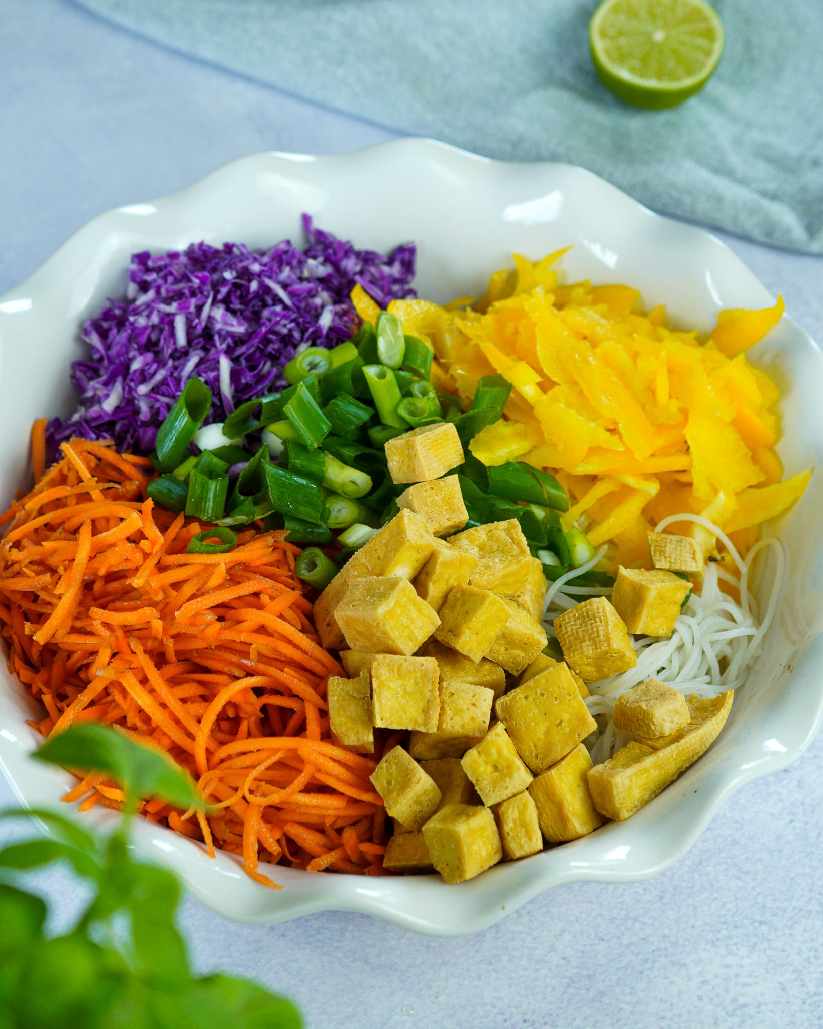 Asiatischer Glasnudelsalat mit Erdnussdressing - vegan & einfach